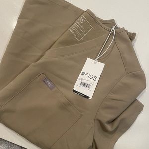 NWT Latte Catarina™ - One-Pocket Scrub ToP 
S - Latte